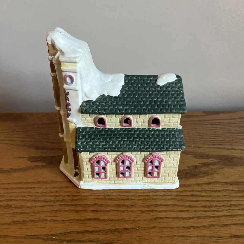 Heartland Valley Village‎ School / Schoolhouse Lighted Christmas House Porcelain